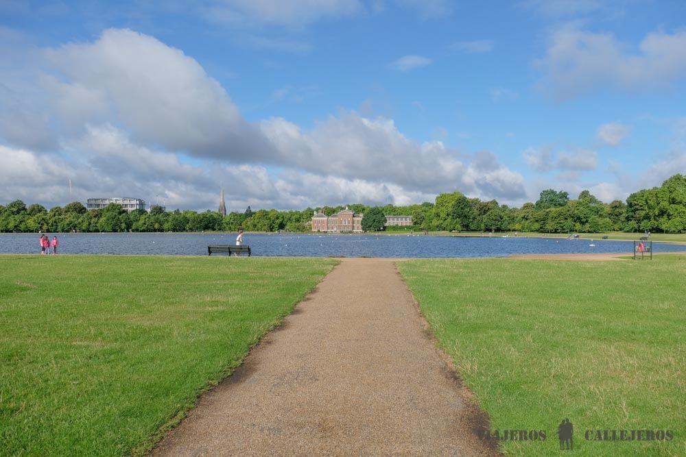 Palacio Kensington frente al lago