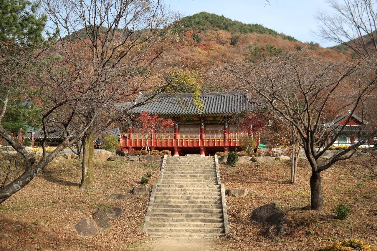 Located in Naedong-li of Toji Township, Gurye-gun, Yeongoksa Temple was built by the founder of Hwaeomsa Temple, Yeonji Josa, in AD 544.